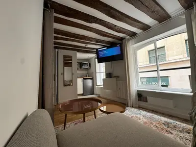 Télévision ou salle de divertissement dans l'établissement Studio Tout Équipé Bourse