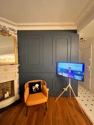 Télévision ou salle de divertissement dans l'établissement Charming Parisian Flat near Eiffel Tower