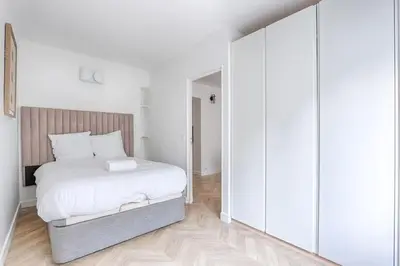 Un ou plusieurs lits dans un hébergement de l'établissement Saussier Ternes Charming Apartment 4P