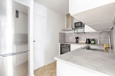 Cuisine ou kitchenette dans l'établissement Saussier Ternes Charming Apartment 4P