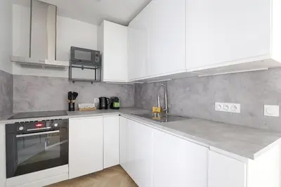 Cuisine ou kitchenette dans l'établissement Saussier Ternes Charming Apartment 4P