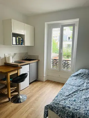 Cuisine ou kitchenette dans l'établissement Cozy Studio 10min from La Défense Arena