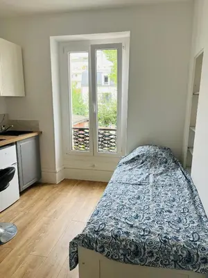 Cuisine ou kitchenette dans l'établissement Cozy Studio 10min from La Défense Arena