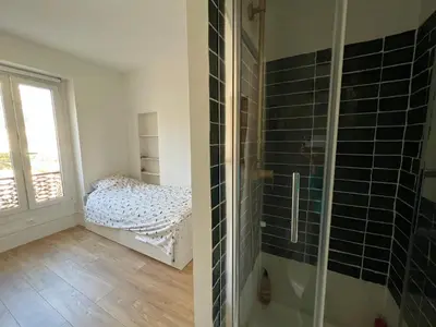 Un ou plusieurs lits dans un hébergement de l'établissement Cozy Studio 10min from La Défense Arena