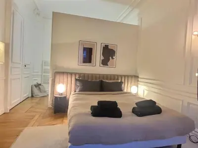 Un ou plusieurs lits dans un hébergement de l'établissement Superbe T2 Cosy à 5 min du Louvres