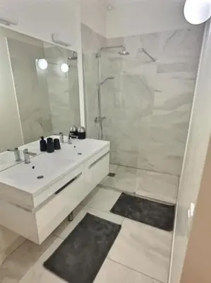 Salle de bains dans l'établissement Superbe T2 Cosy à 5 min du Louvres