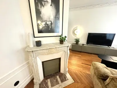 Télévision ou salle de divertissement dans l'établissement Parisian Luxury Style - Heart of Montparnasse