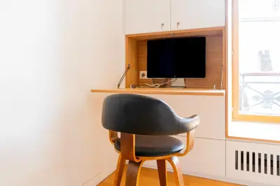 Télévision ou salle de divertissement dans l'établissement Urban Retreat in Historic Quarter
