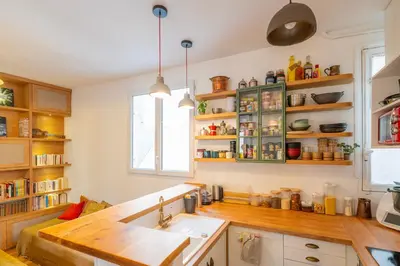 Cuisine ou kitchenette dans l'établissement Urban Retreat in Historic Quarter