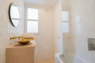 Salle de bains dans l'établissement Urban Retreat in Historic Quarter