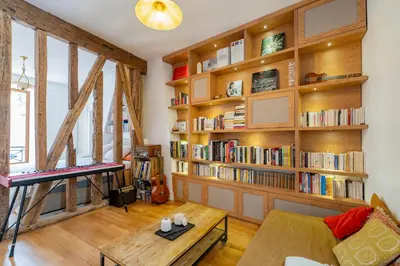 Bibliothèque dans l'appartement