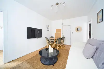 Télévision ou salle de divertissement dans l'établissement Magnifique appartement parisien
