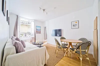 Télévision ou salle de divertissement dans l'établissement Magnifique appartement parisien
