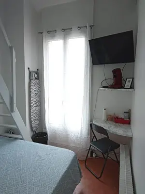 Télévision ou salle de divertissement dans l'établissement Chambre familiale