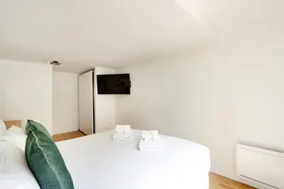 Un ou plusieurs lits dans un hébergement de l'établissement Pick A Flat's Apartement in Saint-Martin - Rue du faubourg Saint-Martin