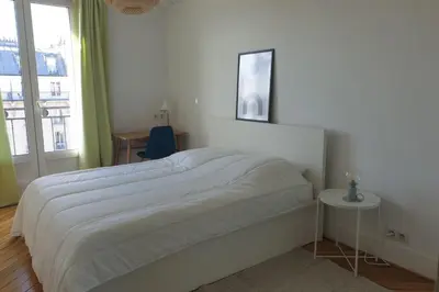 Un ou plusieurs lits dans un hébergement de l'établissement Flexliving - room - Voltaire