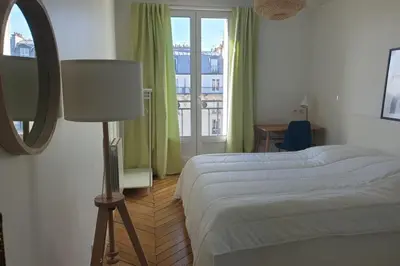 Un ou plusieurs lits dans un hébergement de l'établissement Flexliving - room - Voltaire