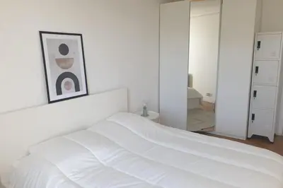 Un ou plusieurs lits dans un hébergement de l'établissement Flexliving - room - Voltaire