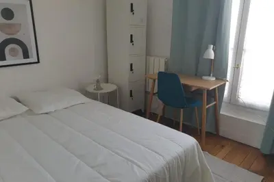Un ou plusieurs lits dans un hébergement de l'établissement Flexliving - room - Voltaire