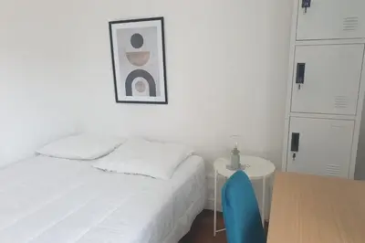 Un ou plusieurs lits dans un hébergement de l'établissement Flexliving - room - Voltaire