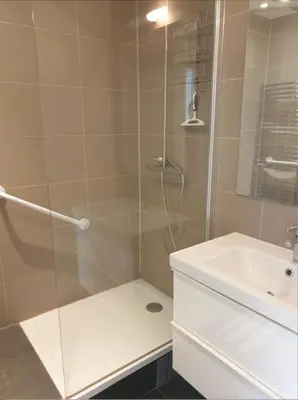 Salle de bains dans l'établissement Flexliving - room - Voltaire