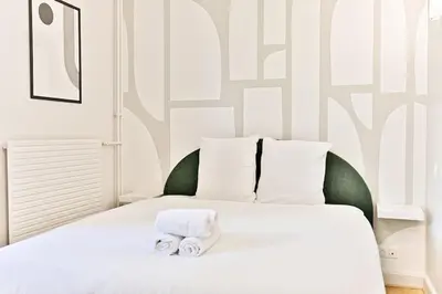 Un ou plusieurs lits dans un hébergement de l'établissement Appartement spacieux et paisible Paris 19ème