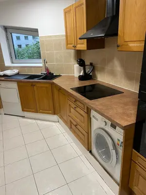 Cuisine ou kitchenette dans l'établissement Paris La Défense - appart 3 chambre