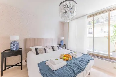 Un ou plusieurs lits dans un hébergement de l'établissement Cosy apartment ac balcony - 1BR-4P - Eiffel Tower