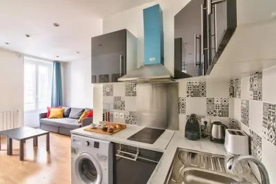 Cuisine ou kitchenette dans l'établissement GuestReady - Cosy Apartment in Le Marais