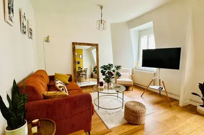 Télévision ou salle de divertissement dans l'établissement T2 charmant, chaleureux et calme