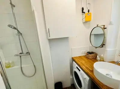 Salle de bains dans l'établissement T2 charmant, chaleureux et calme