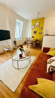 Télévision ou salle de divertissement dans l'établissement T2 charmant, chaleureux et calme