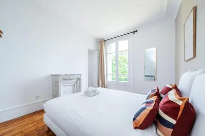 Un ou plusieurs lits dans un hébergement de l'établissement Grand Appartement neuf dans la ville de Puteaux
