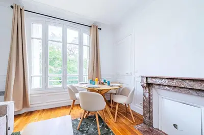 Coin salon dans l'établissement Grand Appartement neuf dans la ville de Puteaux