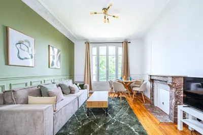 Télévision ou salle de divertissement dans l'établissement Grand Appartement neuf dans la ville de Puteaux