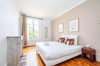 Un ou plusieurs lits dans un hébergement de l'établissement Grand Appartement neuf dans la ville de Puteaux