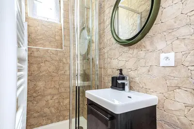 Salle de bains dans l'établissement Grand Appartement neuf dans la ville de Puteaux