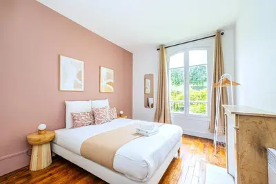 Un ou plusieurs lits dans un hébergement de l'établissement Grand Appartement neuf dans la ville de Puteaux