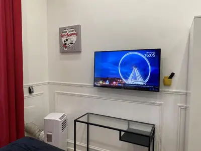 Télévision ou salle de divertissement dans l'établissement Urban Flat 72 - Pretty 3 Bedroom Flat - Triangle d Or