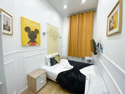 Un ou plusieurs lits dans un hébergement de l'établissement Urban Flat 72 - Pretty 3 Bedroom Flat - Triangle d Or