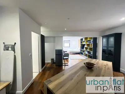 Télévision ou salle de divertissement dans l'établissement Urban Flat 168 - Spacious 1-Bedroom Apartment in Paris