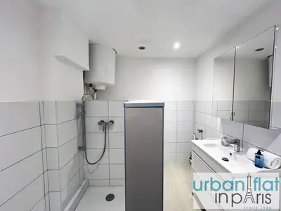 Salle de bains dans l'établissement Urban Flat 168 - Spacious 1-Bedroom Apartment in Paris