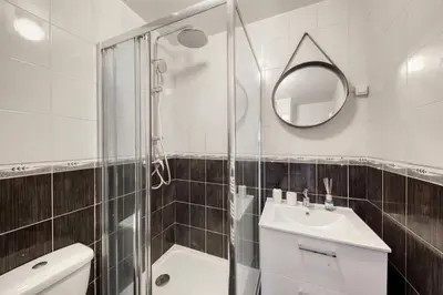 Salle de bains dans l'établissement Le proche de Paris