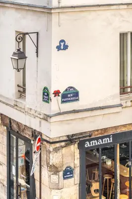 Certificat, récompense, panneau ou autre document affiché dans l'établissement Le Chic Marais Parisien