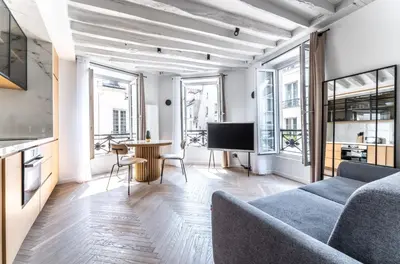 Télévision ou salle de divertissement dans l'établissement Le Chic Marais Parisien