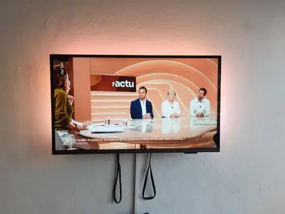 Télévision ou salle de divertissement dans l'établissement Esprit Vintage avec Piscine, proche du métro