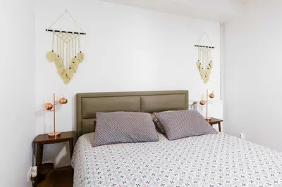Un ou plusieurs lits dans un hébergement de l'établissement Bright and Airy 1BD Apartment Quartier de la Gare