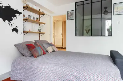 Un ou plusieurs lits dans un hébergement de l'établissement Bright and Airy 1BD Apartment Quartier de la Gare