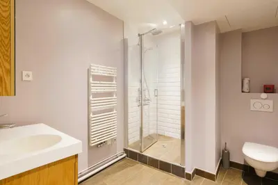 Salle de bains dans l'établissement Bright and Airy 1BD Apartment Quartier de la Gare