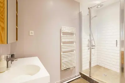Salle de bains dans l'établissement Bright and Airy 1BD Apartment Quartier de la Gare